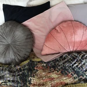 Pink or navy blue IKEA velvet pillow cover. For 25%off👁👇NWT inside